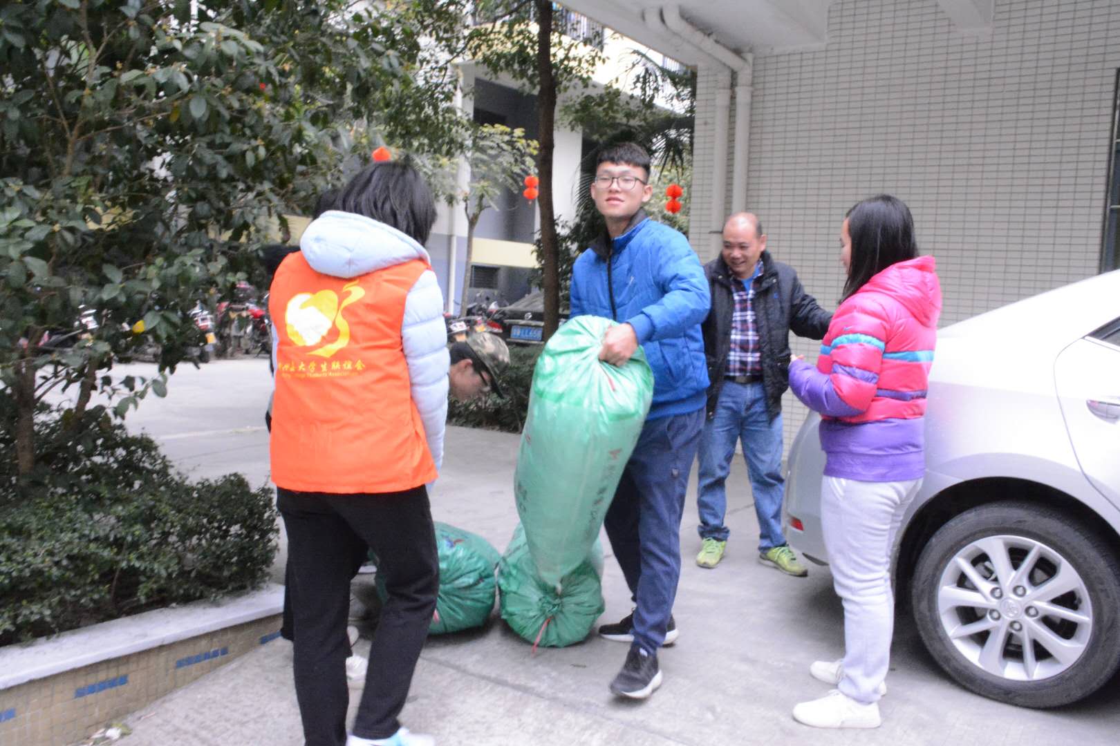 旧物回收,爱心传递,公益组织,热心活动,关爱行动,新兴县大学生联谊会