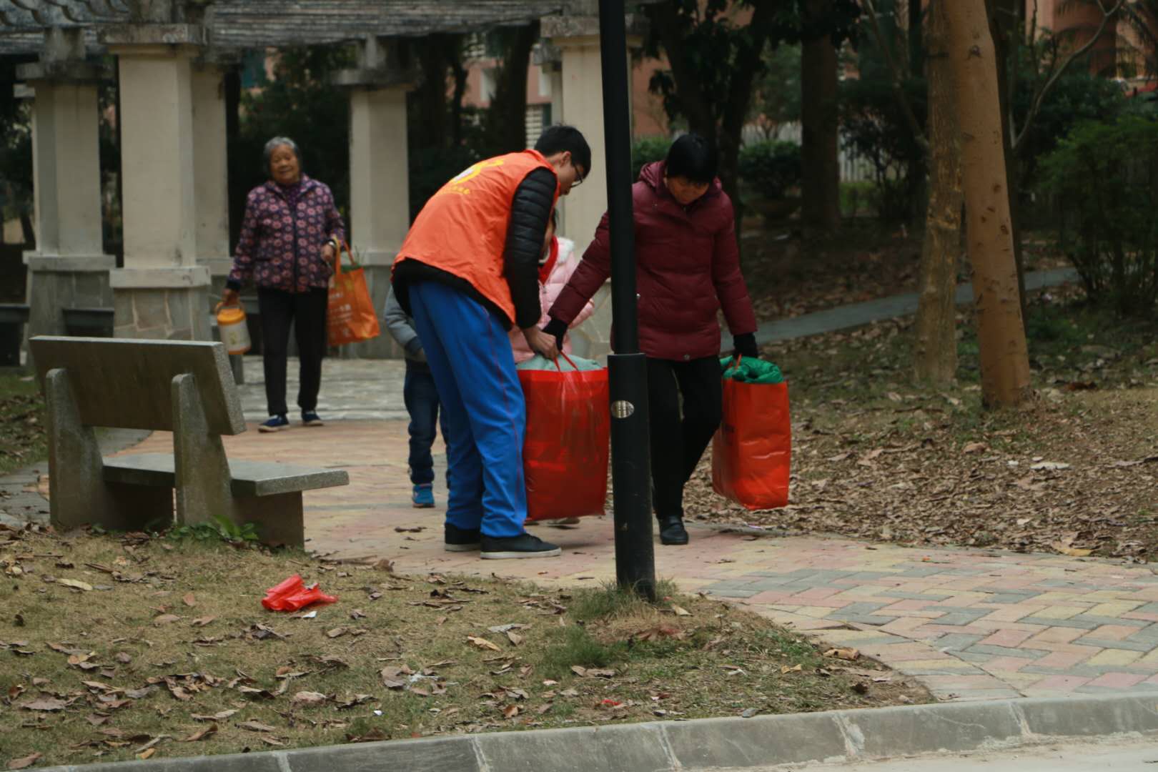 旧物回收,爱心传递,公益组织,热心活动,关爱行动,新兴县大学生联谊会